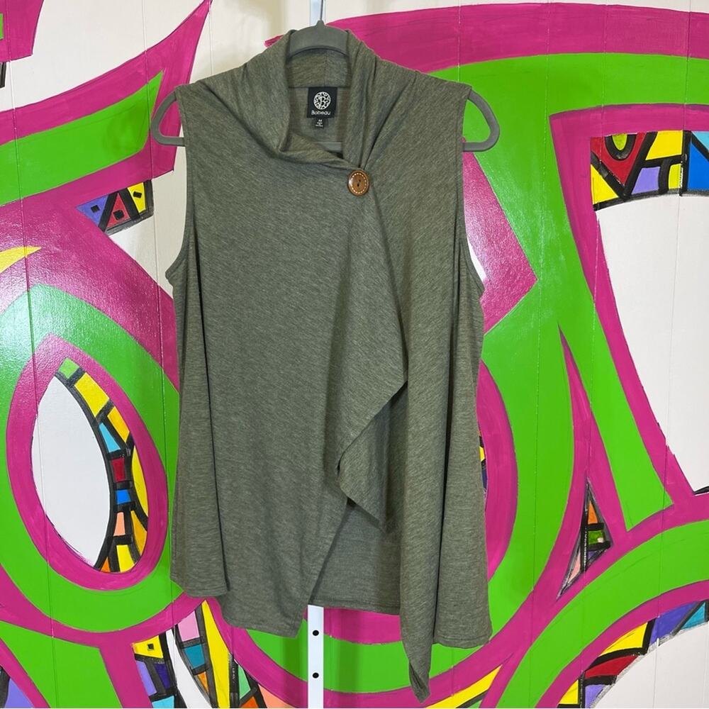 Bobeau, One Button Vest. Size Medium. Excellent condition! Olive Green!